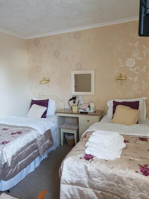 Standard Twin Room, Ensuite - The Brockton (Bridlington)