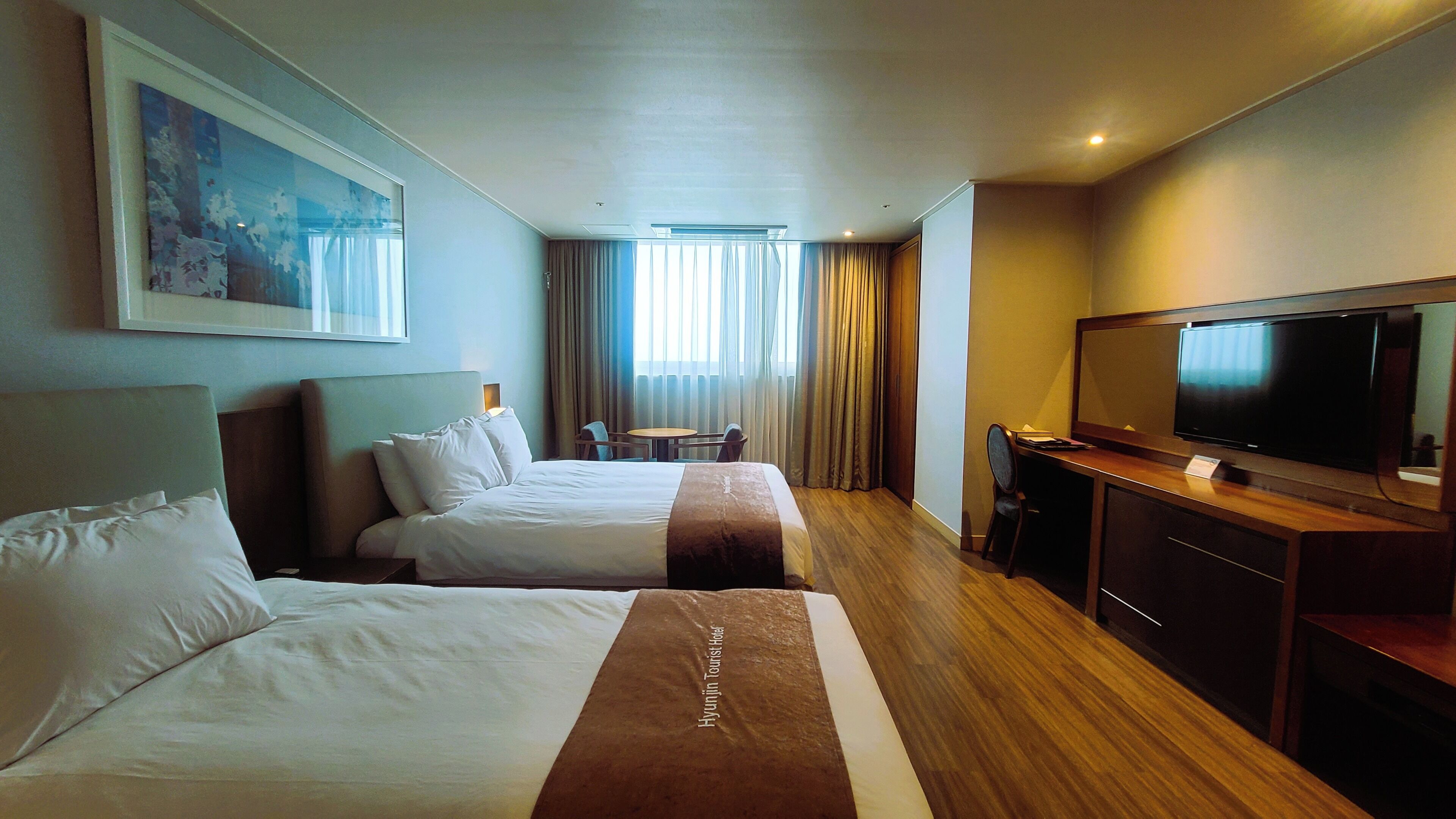 Caja de seguridad en la habitación y escritorio 