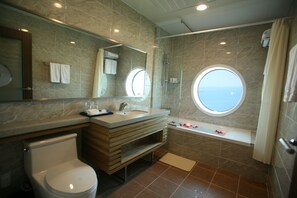 Deluxe kamer (Ocean) | Badkamer | Een douche, een haardroger, badjassen, pantoffels
