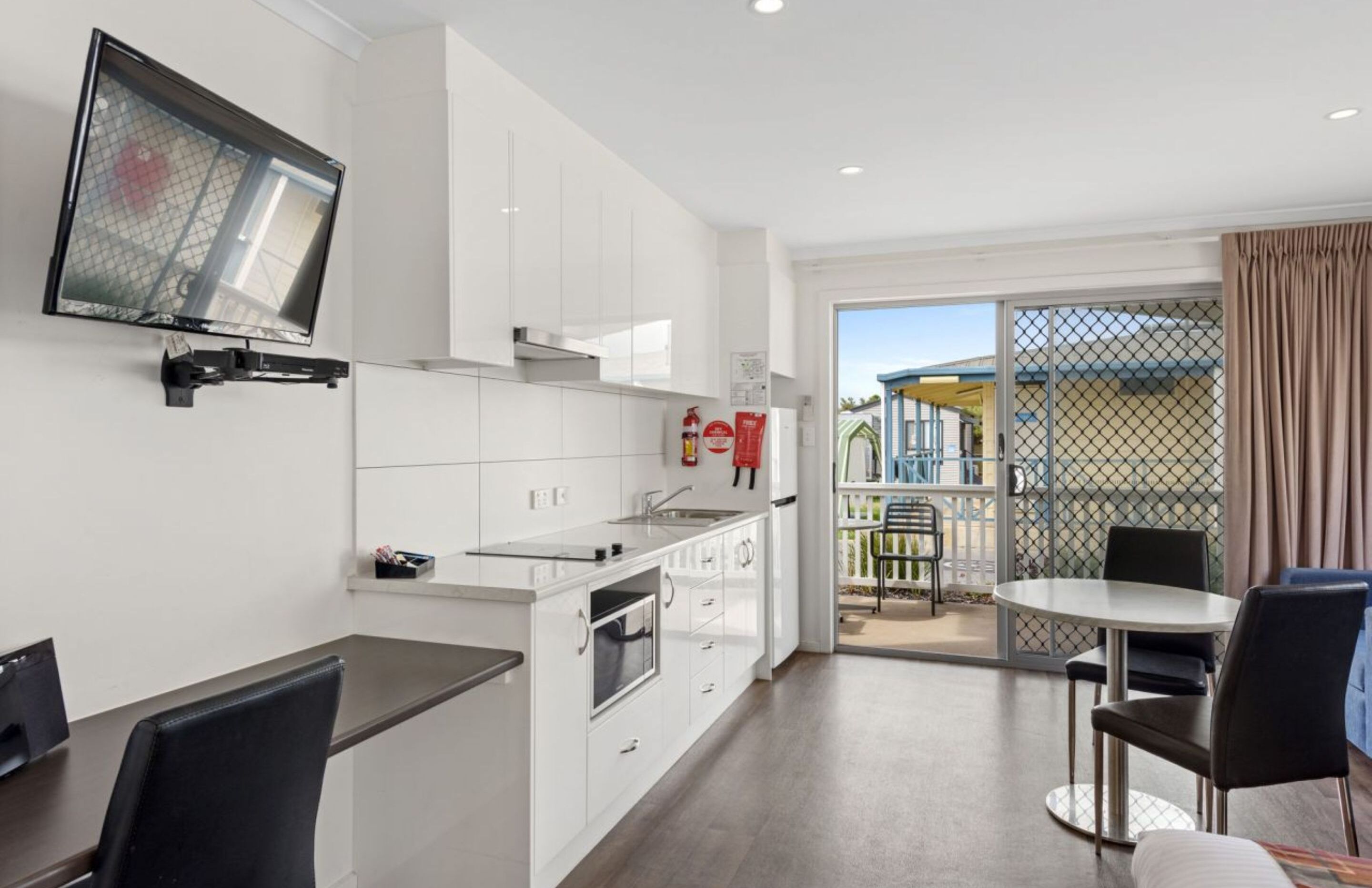 スーペリア キャビン (Studio) | 専用キッチン | 冷蔵庫、電子レンジ、コーヒー / ティーメーカー、電気ポット