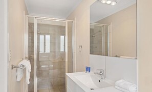 Superior Studio Cabin | Bathroom | Shower, towels