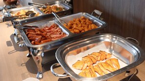 Tägliches Frühstücksbuffet (1300 JPY pro Person)