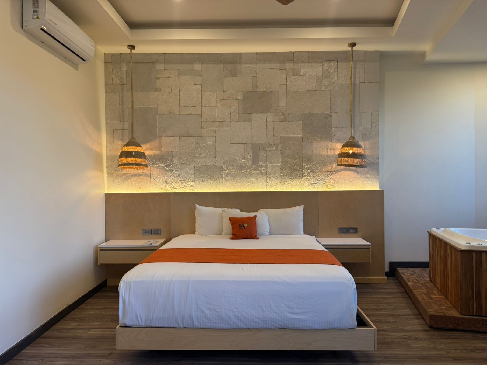 Down duvets, individually decorated, individually furnished, desk