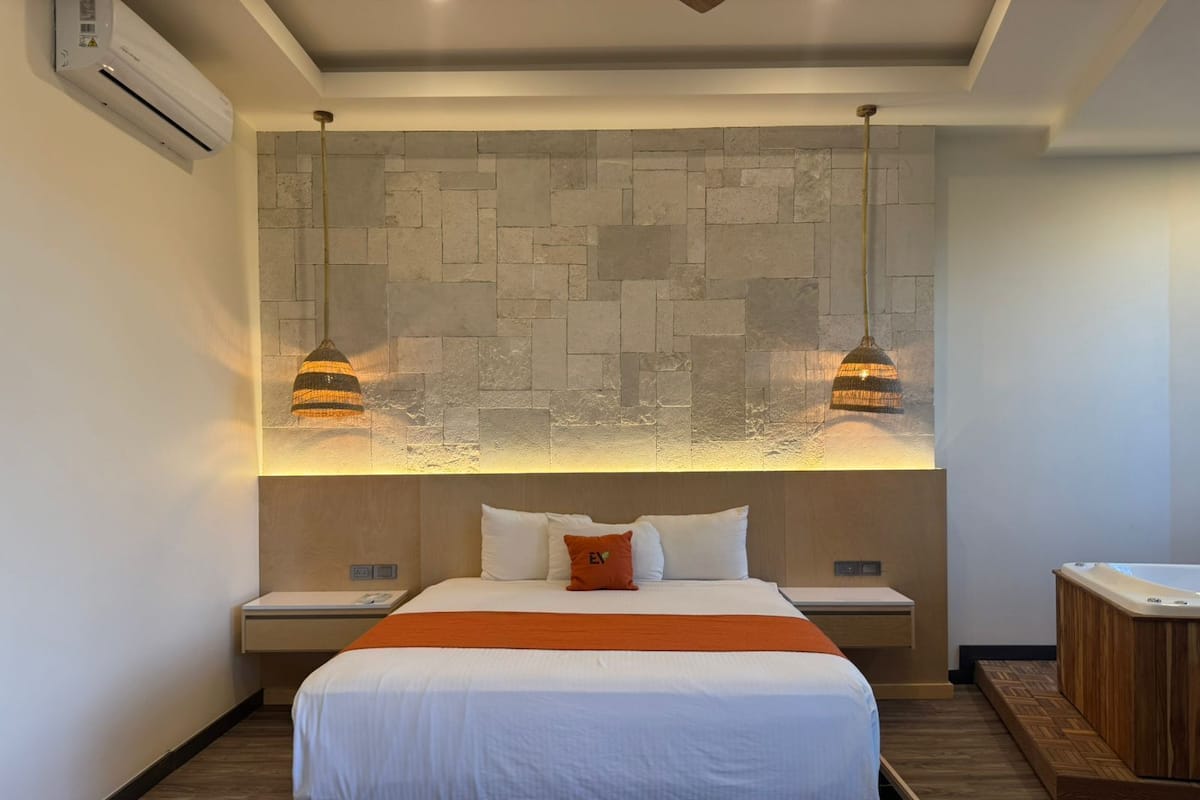 Down duvets, individually decorated, individually furnished, desk