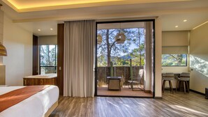 Una habitación de hotel moderna con una cama grande, un escritorio y vistas al exterior.