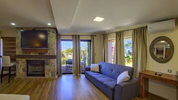 Deluxe Studio, Terrace | Living area