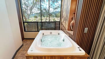 Regadera, amenidades de baño gratuitas, secadora de cabello, toallas