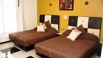 Caja de seguridad en la habitación y escritorio