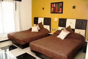 Brankas, meja kerja, ruang kerja ramah laptop, dan setrika/meja setrika