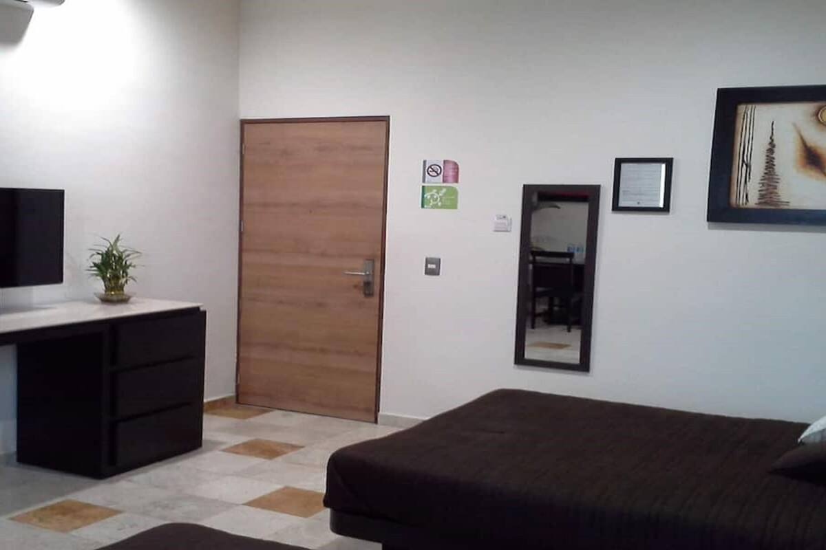 Family Room | Peti besi dalam bilik, meja, ruang kerja komputer riba 