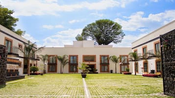 Vista frontal de la propiedad