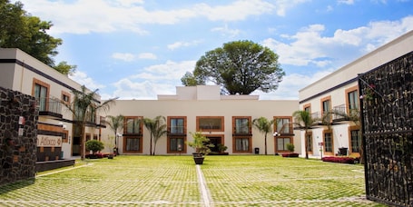 住宿正面. 阿特利克斯科太阳酒店