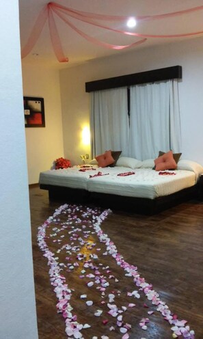 In-room safe, desk, laptop workspace, iron/ironing board - Soleil Inn Atlixco (Atlixco)