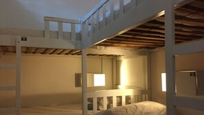 4-Beds Private Room | WiFi (free) - Royal Hostel (Singapore)
