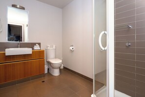 Twin Room | Bathroom | Shower, free toiletries, hair dryer, towels - Central Hotel Hobart (Hobart)