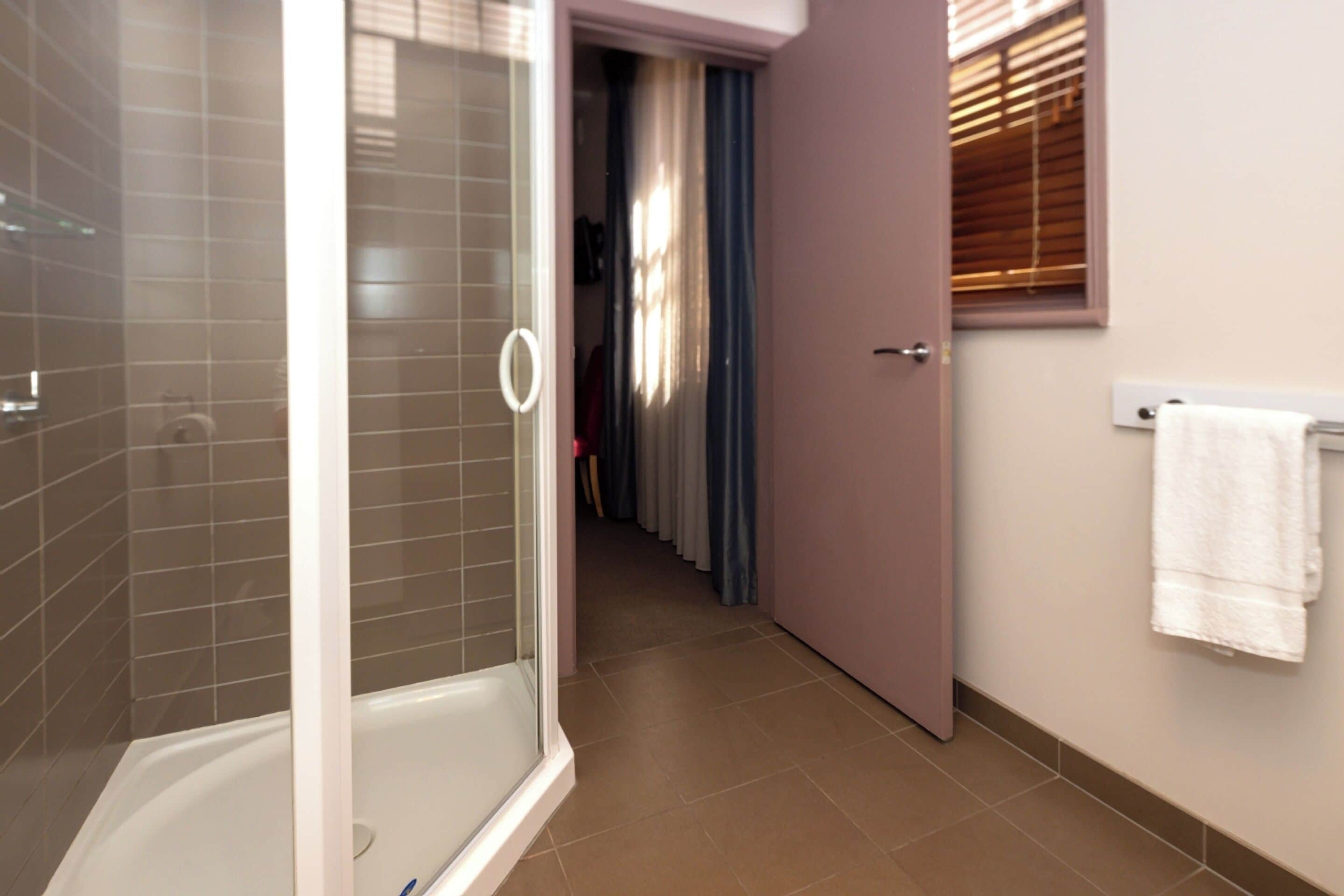 queen room | bathroom | shower, free toiletries, hair dryer, towels