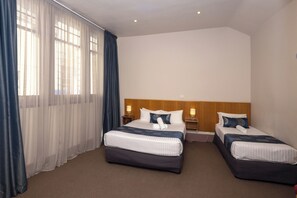 Twin Room | Desk, blackout curtains, iron/ironing board, free cots/infant beds - Central Hotel Hobart (Hobart)