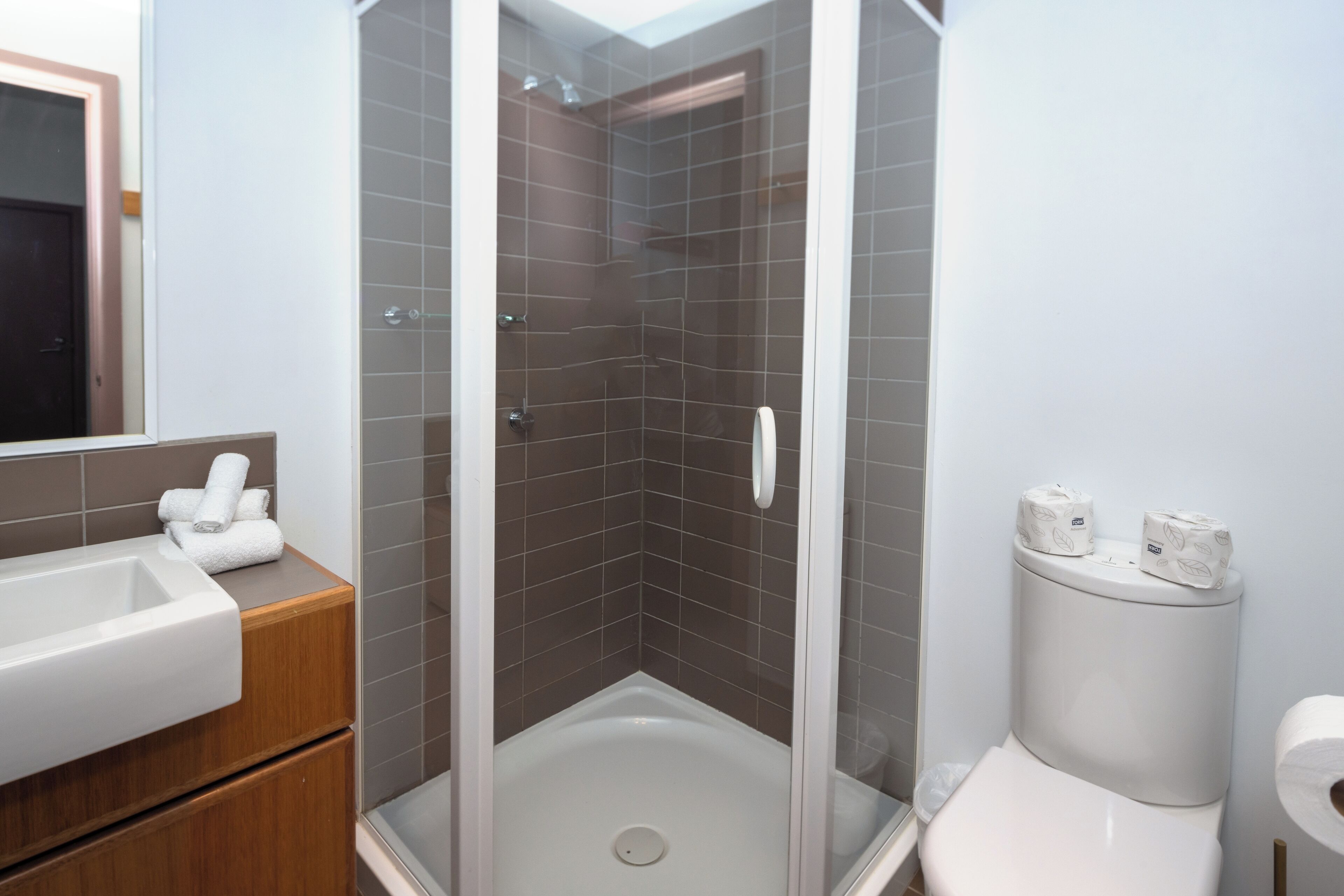 queen room | bathroom | shower, free toiletries, hair dryer, towels