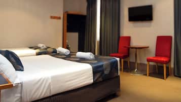 Zweibettzimmer | Schreibtisch, Verdunkelungsvorhänge, Bügeleisen/Bügelbrett