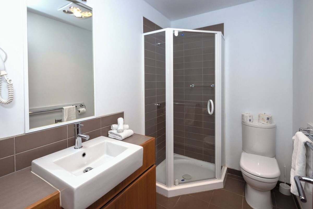 queen room | bathroom | shower, free toiletries, hair dryer, towels
