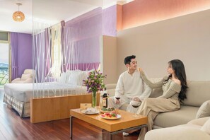 Premium Deluxe Room | Minibar, in-room safe, desk, blackout drapes