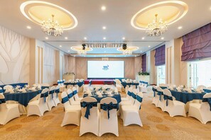 2 restaurants; breakfast, lunch, and dinner served - TTC Hotel - Ngoc Lan (Da Lat)