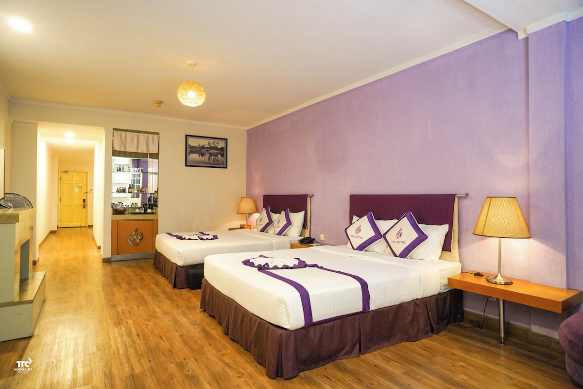 Suite Premium | Minibar, caja de seguridad en la habitación y escritorio