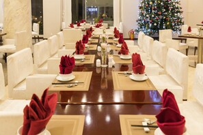 2 restaurants; ze serveren er ontbijt, lunch en diner 