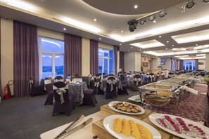 2 restaurants, breakfast, lunch, dinner served; Asian cuisine 