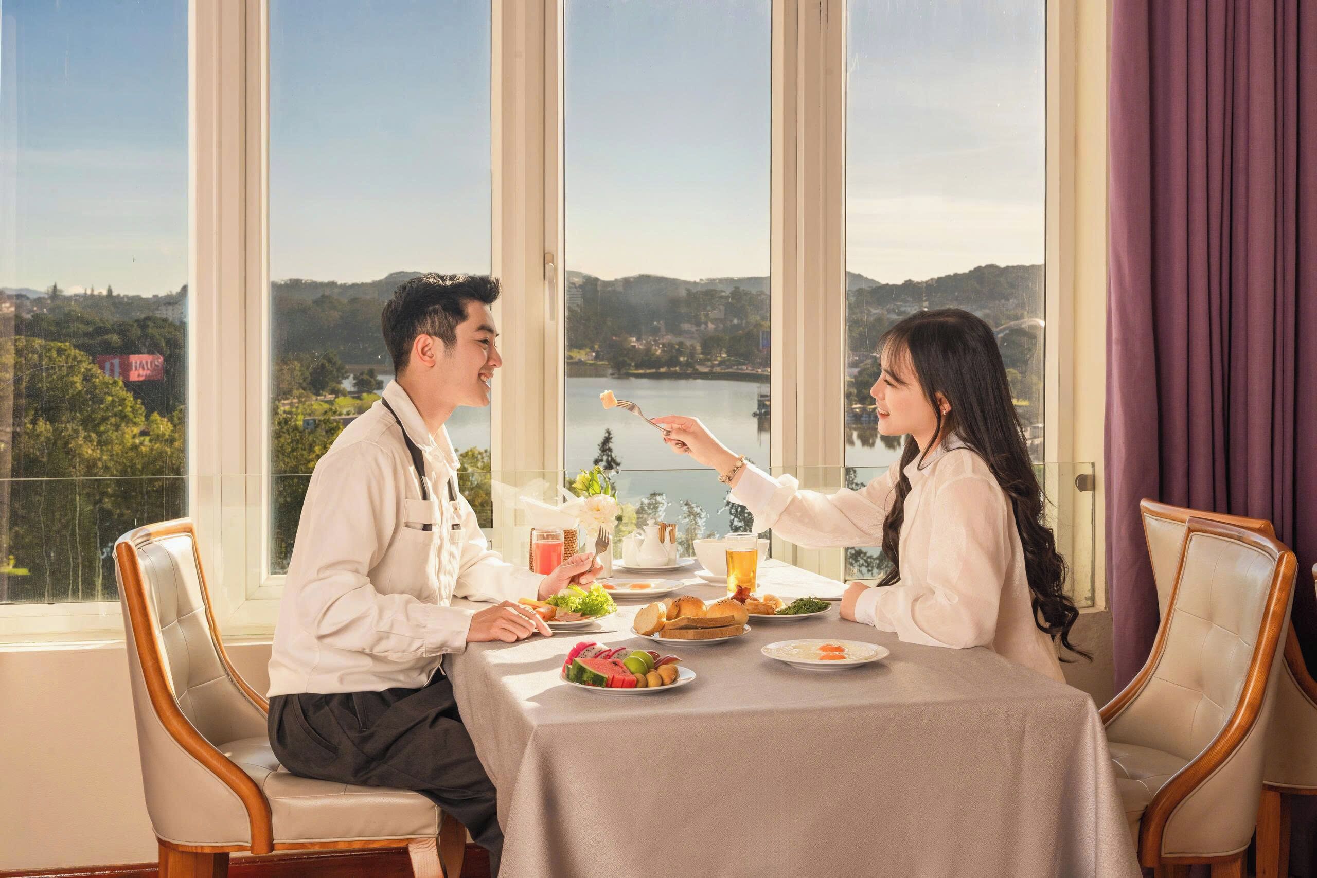 2 restaurantes; se sirve desayuno, almuerzo y cena; cocina asiática