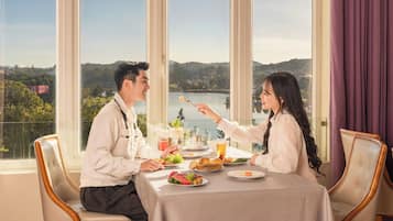 2 restaurants, serveren ontbijt, lunch, diner, Aziatische gerechten