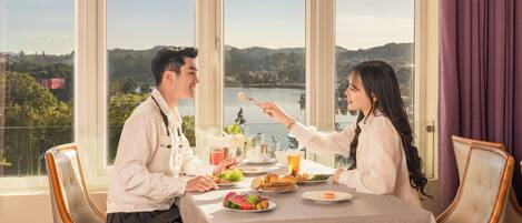 2 restaurants servant le petit déjeuner, spécialités Cuisine asiatique