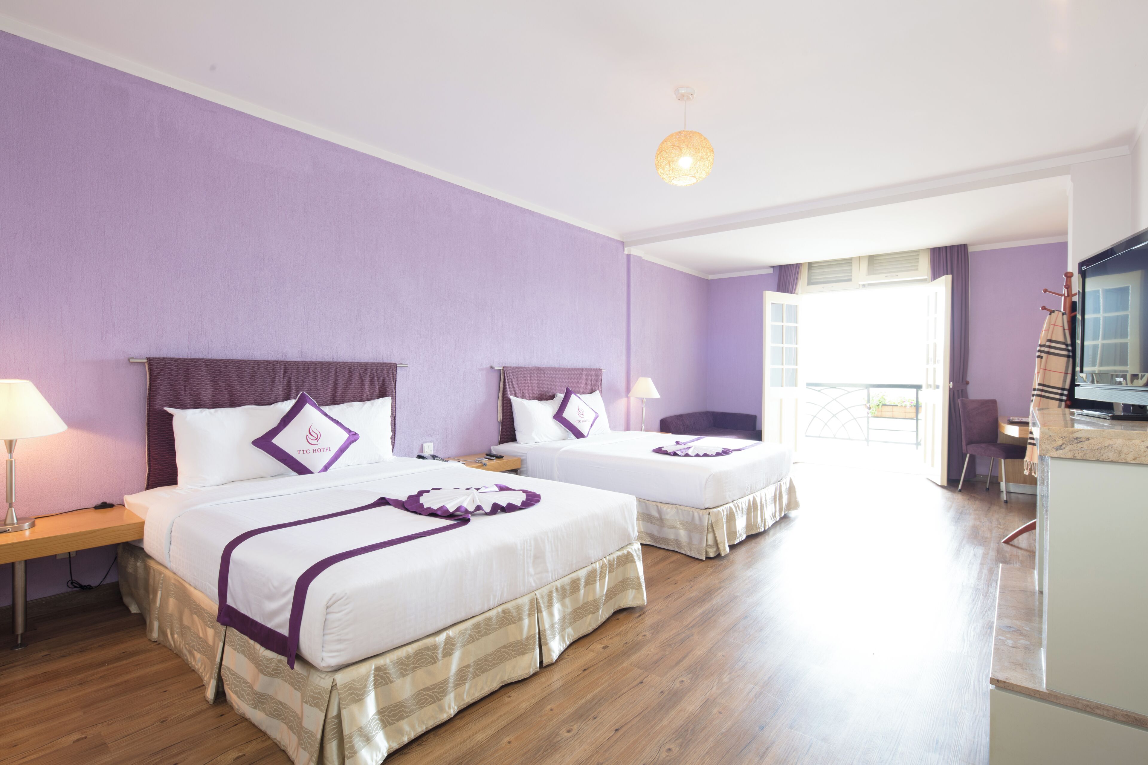 Suite – premium | Minibar, safe på rommet, skrivebord og blendingsgardiner