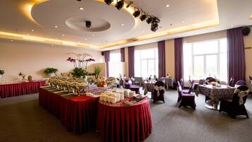 Breakfast (VND 235000 per person)