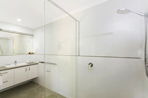 Family House, 4 Bedrooms, River View | Bathroom | Hair dryer, towels, shampoo
