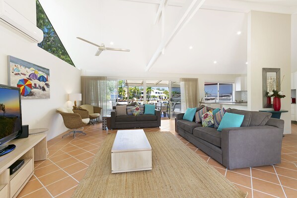 Casa familiar, 4 habitaciones, vista al río | Sala de estar | Televisión 