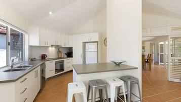 ํจ๋ฐ๋ฆฌ ํ์ฐ์ค, ์นจ์ค 4๊ฐ, ๊ฐ ์ ๋ง | ์ ์ฉ ์ฃผ๋ฐฉ | ๋์ฅ๊ณ , ์ ์๋ ์ธ์ง, ์ค๋ธ, ์ฟกํ