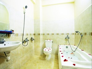 Spring water tub, rainfall showerhead, designer toiletries, hair dryer - Thanh Duy Hotel (Nha Trang)