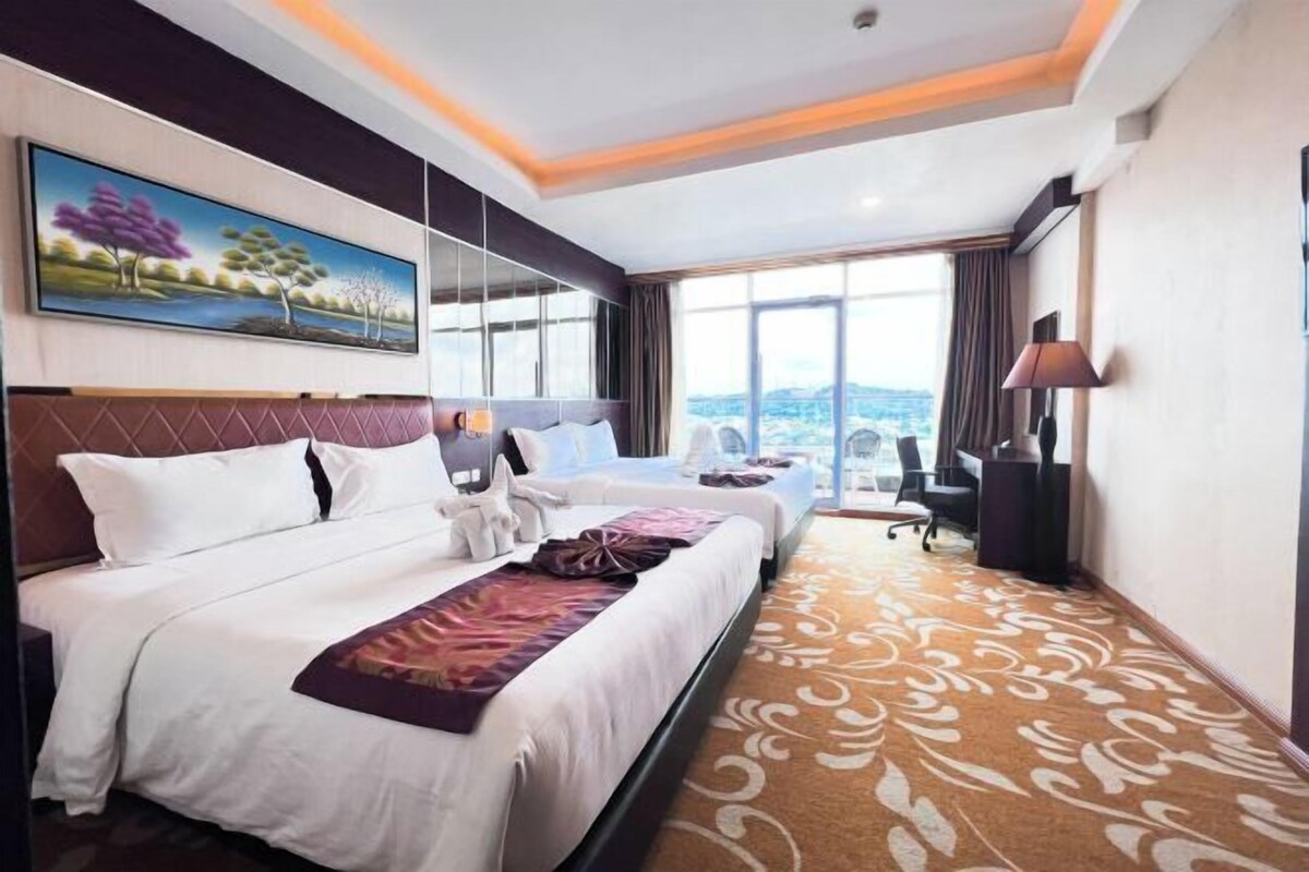 Minibar, desk, WiFi (free)