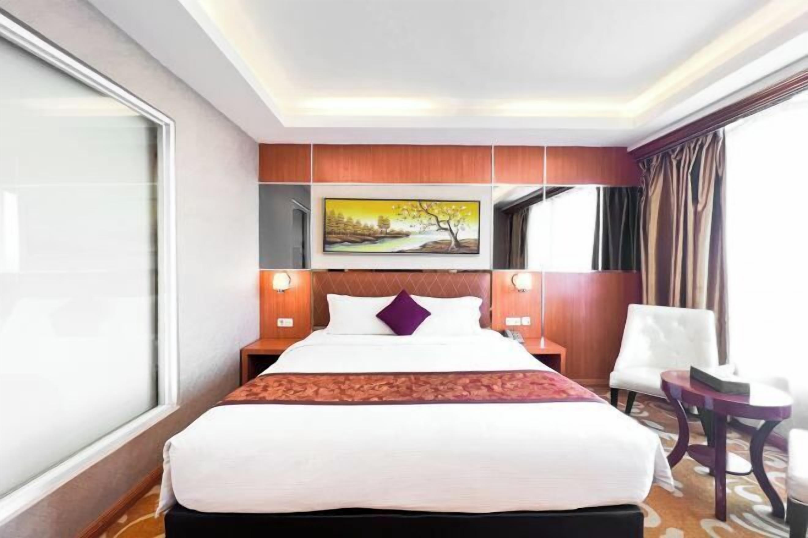 Minibar, desk, free WiFi