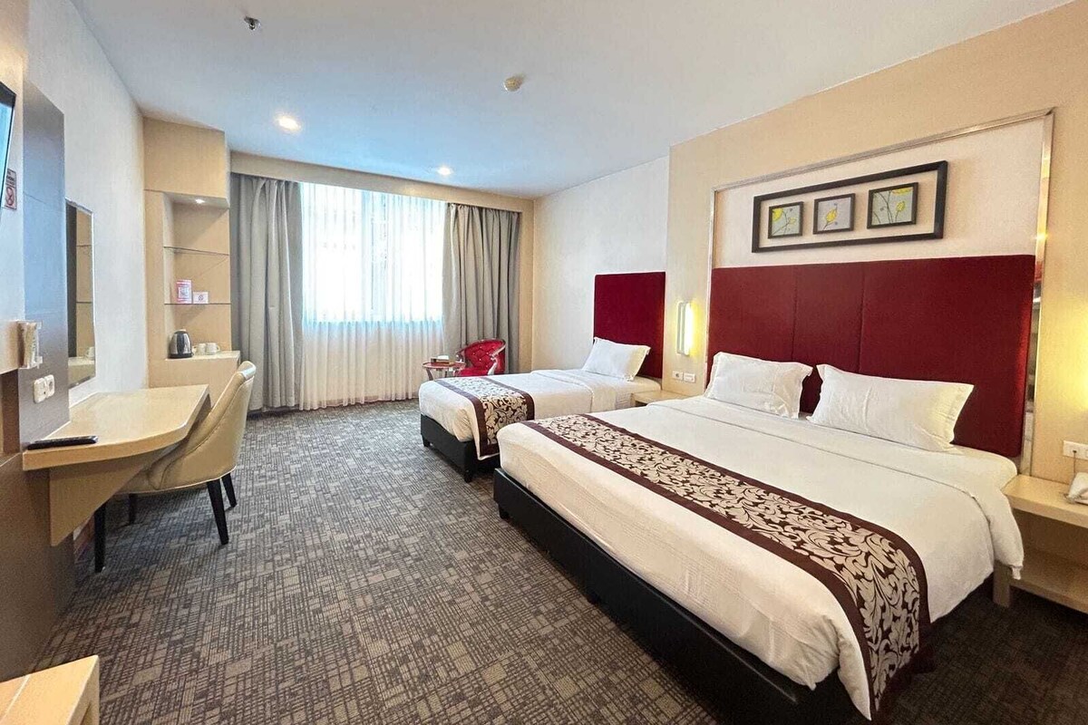 Minibar, desk, WiFi (free)