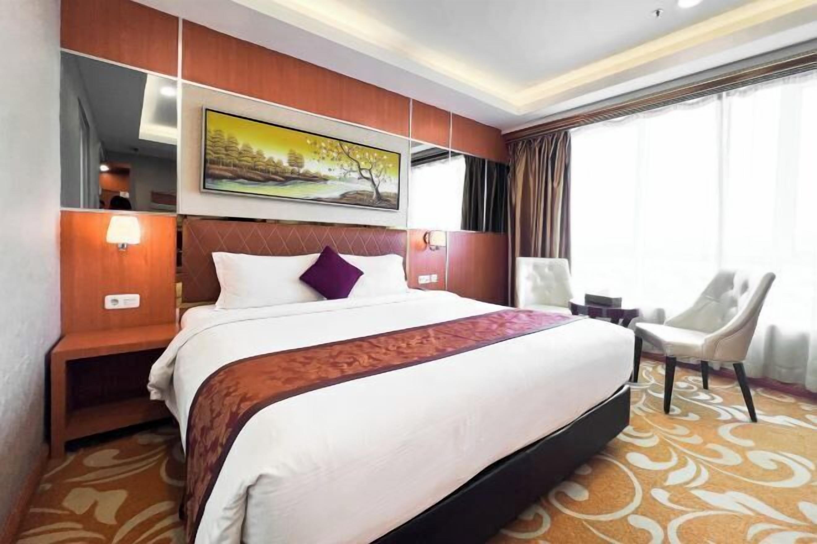 Minibar, desk, free WiFi