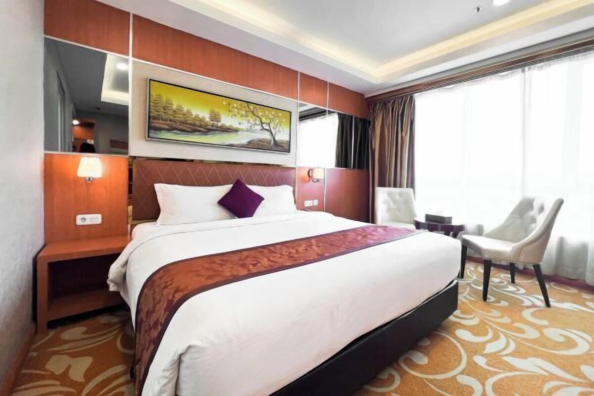 Minibar, desk, WiFi (free)