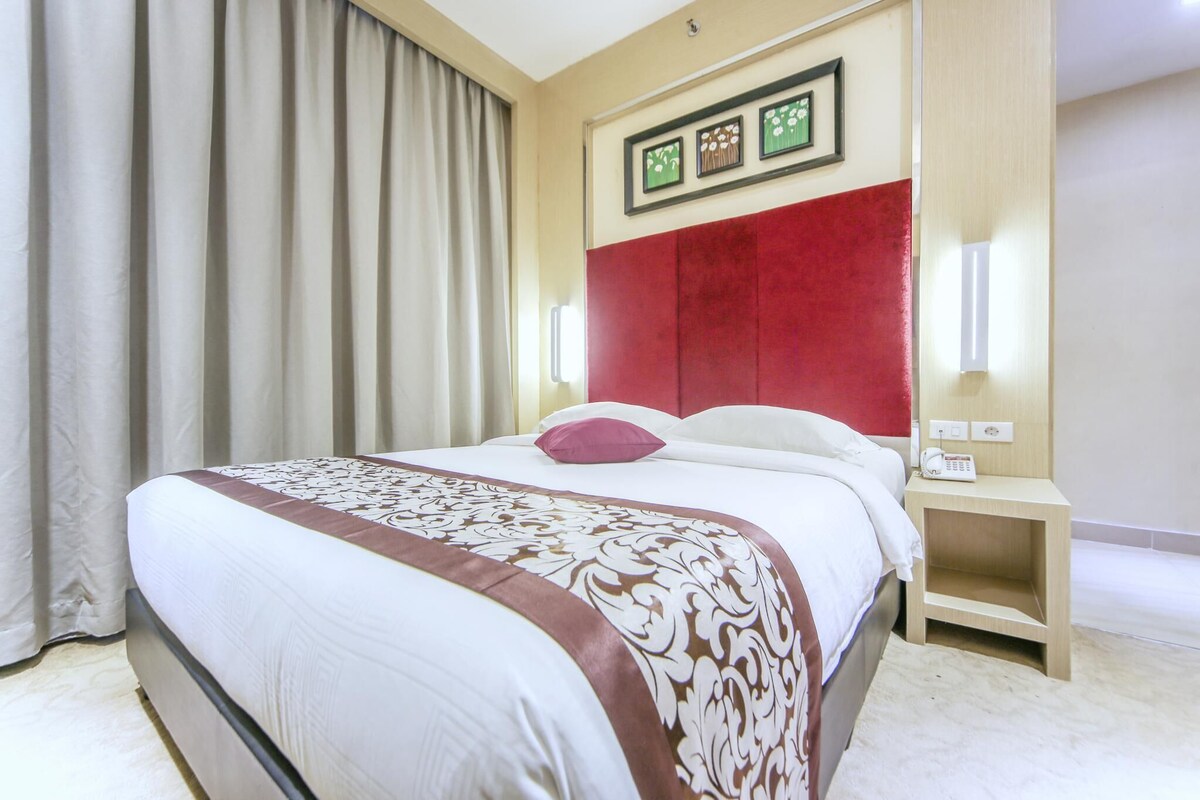Minibar, desk, WiFi (free)