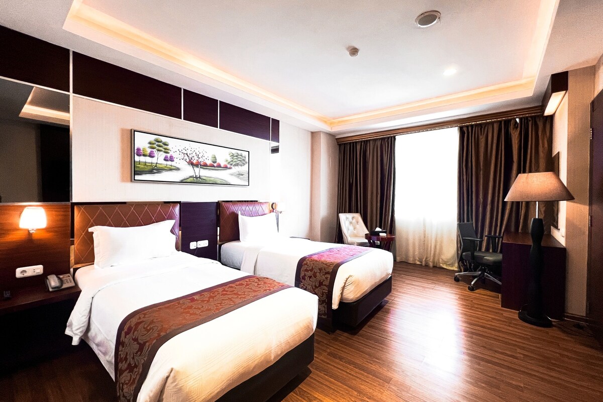 Minibar, desk, WiFi (free)