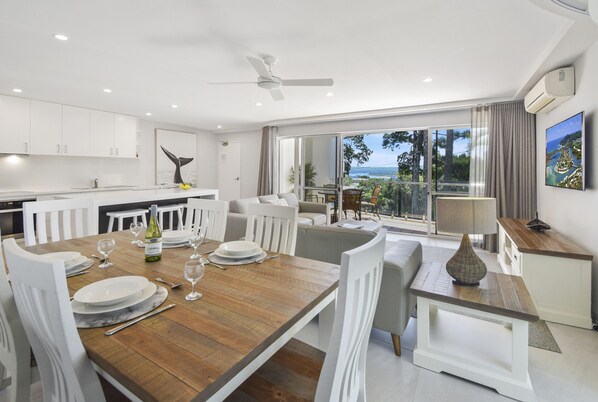 Apartment, 3 Bedrooms (with balcony) | Living room