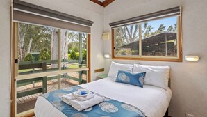 A bedroom with a bed, a window, and a view of the outdoors. - Discovery Parks - Clare (Clare)