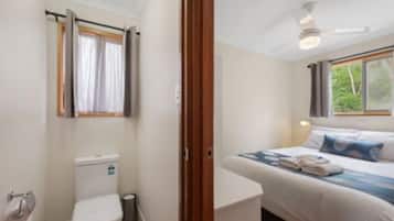 Superior 2 Bedroom Cabin - Sleeps 6 | Bathroom | Shower, hair dryer, towels