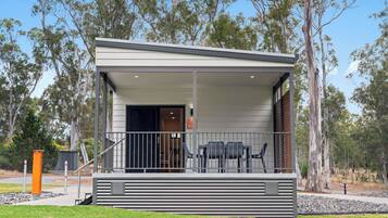 Deluxe 2 Bedroom Cabin - Sleeps 6 | Balcón