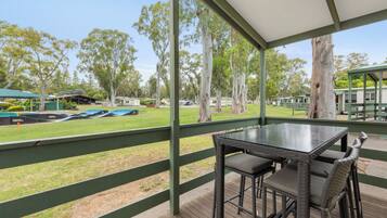 Standard 2 Bedroom Cabin - Sleeps 6 | Vistas del balcón